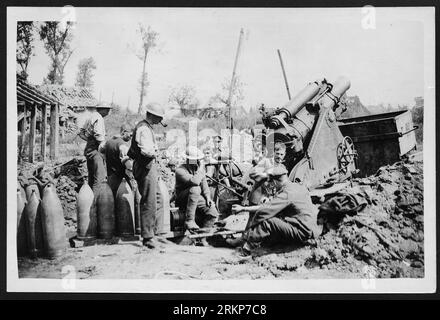 Sul fronte occidentale. La prima guerra mondiale o prima guerra mondiale, spesso abbreviata come prima guerra mondiale o prima guerra mondiale, nota contemporaneamente come grande guerra, fu un conflitto globale che durò dal 1914 al 1918. Fu combattuta tra due coalizioni, gli Alleati e gli Imperi centrali. I combattimenti ebbero luogo in tutta Europa, Medio Oriente, Africa, Pacifico e parti dell'Asia. Il primo decennio del XX secolo vide una crescente tensione diplomatica tra le grandi potenze europee. Questo raggiunse un punto di rottura il 28 giugno 1914, quando un serbo bosniaco di nome Gavrilo Princip assassinò l'arciduca Francesco Ferdinando. Foto Stock