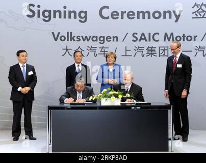120423 -- HANNOVER, 23 aprile 2012 Xinhua -- il Premier cinese Wen Jiabao 2nd L, Back e il cancelliere tedesco Angela Merkel 2nd R, Back presenziano alla cerimonia di firma delle dichiarazioni congiunte rispettivamente tra Volkswagen tedesco e case automobilistiche cinesi Shanghai Automotive Industry Corporation SAIC e First Automobile Works FAW, presso la sede della Volkswagen a Wolfsburg, Germania, 23 aprile 2012. Xinhua/Rao Aimin hdt GERMANIA-HANNOVER-CINA-CERIMONIA DI FIRMA-COSTRUTTORI DI AUTOMOBILI PUBLICATIONxNOTxINxCHN Foto Stock