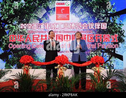 Bildnummer: 57925592  Datum: 23.04.2012  Copyright: imago/Xinhua (120423) -- HANNOVER, April 23, 2012 (Xinhua) -- Chinese Premier Wen Jiabao (L) and German Chancellor Angela Merkel attend the opening ceremony of the Chinese central pavilion at the 2012 Hannover Messe in Hannover, Germany, April 23, 2012. (Xinhua/Rao Aimin)(hdt) GERMANY-HANNOVER MESSE-WEN JIABAO-CHINESE PAVILION PUBLICATIONxNOTxINxCHN People Politik premiumd xns x0x 2012 quer Aufmacher      57925592 Date 23 04 2012 Copyright Imago XINHUA  Hanover April 23 2012 XINHUA Chinese Premier Wen Jiabao l and German Chancellor Angela Mer Stock Photo