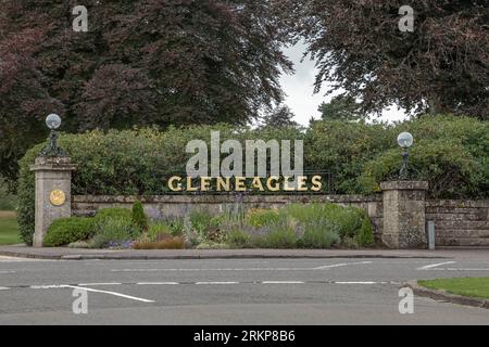 Gleneagles, Scozia - 13 agosto 2023 - ingresso all'hotel Gleneagles e campo da golf con arbusti e pareti a secco Foto Stock