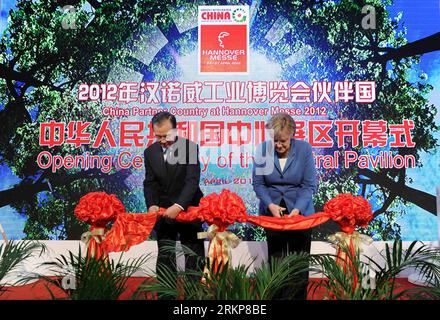 Bildnummer: 57925597 Datum: 23.04.2012 Copyright: imago/Xinhua (120423) -- HANNOVER, 23 aprile 2012 (Xinhua) -- il Premier cinese Wen Jiabao (L) e la cancelliera tedesca Angela Merkel partecipano alla cerimonia di apertura del padiglione centrale cinese alla Fiera di Hannover 2012, Germania, 23 aprile 2012. (Xinhua/Rao Aimin)(hdt) GERMANIA-HANNOVER MESSE-WEN JIABAO-CHINESE PAVILION PUBLICATIONxNOTxINxCHN People Politik Premiumd xns x0x 2012 quer 57925597 Data 23 04 2012 Copyright Imago XINHUA Hannover 23 aprile 2012 XINHUA il Premier cinese Wen Jiabao l e la cancelliera tedesca Angela Merkel partecipano Foto Stock