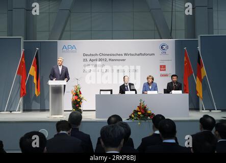 Bildnummer: 57925698 Datum: 23.04.2012 Copyright: imago/Xinhua (120423) -- HANNOVER, 23 aprile 2012 (Xinhua) -- il Premier cinese Wen Jiabao (3rd R) e la cancelliera tedesca Angela Merkel (2nd R) partecipano alla cerimonia di apertura del China-Germany Business Summit ad Hannover, Germania, 23 aprile 2012. (Xinhua/Pang Xinglei) (hdt) GERMANIA-HANNOVER-CINA-WEN JIABAO-BUSINESS SUMMIT PUBLICATIONxNOTxINxCHN People Politik x0x xst premiumd Highlight 2012 quer 57925698 Data 23 04 2012 Copyright Imago XINHUA Hannover 23 aprile 2012 XINHUA il Premier cinese Wen Jiabao 3rd r e il cancelliere tedesco Angela Merkel 2nd Foto Stock