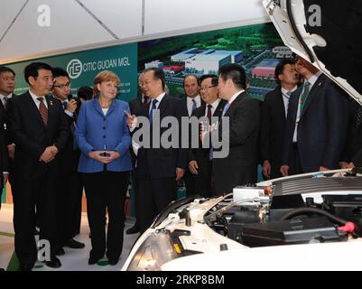 Bildnummer: 57925596  Datum: 23.04.2012  Copyright: imago/Xinhua (120423) -- HANNOVER, April 23, 2012 (Xinhua) -- Chinese Premier Wen Jiabao and German Chancellor Angela Merkel together visit an exhibition booth at the 2012 Hannover Messe in Hannover, Germany, April 23, 2012. Wen and Merkel also attend the opening ceremony of the Chinese central pavilion here on Monday. (Xinhua/Rao Aimin)(hdt) GERMANY-HANNOVER MESSE-WEN JIABAO-CHINESE PAVILION PUBLICATIONxNOTxINxCHN People Politik premiumd xns x0x 2012 quer      57925596 Date 23 04 2012 Copyright Imago XINHUA  Hanover April 23 2012 XINHUA Chin Stock Photo