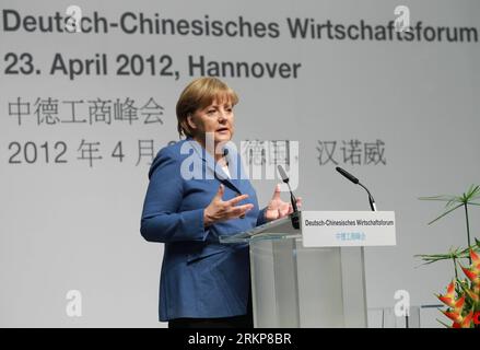 Bildnummer: 57925696 Datum: 23.04.2012 Copyright: imago/Xinhua (120423) -- HANNOVER, 23 aprile 2012 (Xinhua) -- la cancelliera tedesca Angela Merkel affronta la cerimonia di apertura del vertice commerciale Cina-Germania ad Hannover, Germania, 23 aprile 2012. (Xinhua/Pang Xinglei) (hdt) GERMANIA-HANNOVER-CINA-MERKEL-BUSINESS SUMMIT PUBLICATIONxNOTxINxCHN People Politik Porträt x0x xst premiumd Highlight 2012 quer 57925696 Data 23 04 2012 Copyright Imago XINHUA Hannover 23 aprile 2012 XINHUA cancelliere tedesco Angela Merkel affronta la cerimonia di apertura del China Germany Business Summit ad Hannover Germa Foto Stock