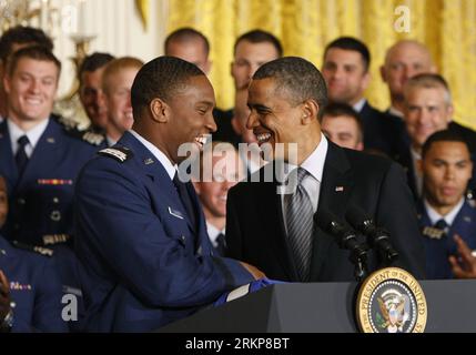 Bildnummer: 57926056 Datum: 23.04.2012 Copyright: imago/Xinhua (120423) - WASHINGTON D.C., 23 aprile 2012 (Xinhua) - il presidente degli Stati Uniti Barack Obama (R) riceve un'uniforme da calcio in regalo da un giocatore di football durante una cerimonia di premiazione alla Casa Bianca di Washington D.C., negli Stati Uniti, il 23 aprile 2012. Obama lunedì ha presentato agli anziani della squadra di calcio dell'Air Force Academy il trofeo Commander-in-Chief S. (Xinhua/Fang Zhe) US-WASHINGTON-OBAMA-FOOTBALL-TROPHY PUBLICATIONxNOTxINxCHN People Politik xjh x0x premiumd 2012 quer 57926056 Data 23 04 2012 Copyright Imago XINHUA Foto Stock