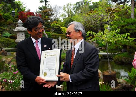 Bildnummer: 57927597  Datum: 23.04.2012  Copyright: imago/Xinhua (120424) -- SAN FRANCISCO, April 24, 2012 (Xinhua) -- Edwin Lee (R), mayor of San Francisco, presents a proclamation certificate to Hiroshi Inomata (L), consul general of Japan in San Francisco, during a cherry blossom planting ceremony in San Francisco, the United States, April 23, 2012. The cherry blossom planting ceremony was held here Monday to celebrate the 100 anniversary of Japan s gift of cherry blossom trees to the United States and the 55 anniversary of the frienship-city relationship between San Francisco and Osaka in Stock Photo