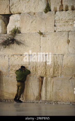 Bildnummer: 57928952  Datum: 24.04.2012  Copyright: imago/Xinhua (120424)-- JERUSALEM, April 24, 2012(Xinhua)-- An Israeli soldier prays after a Candle-lighting ceremony of Yom Hazikaron, Israel s Official Remembrance Day for fallen soldiers and victims of terrorism, at the Western Wall in Jerusalem s Old City on April 24, 2012. In the past year (since Remembrance Day 2011), 126 soldiers and security personnel fell while serving the state. (Xinhua/Yin Dongxun) MIDEAST-ISRAEL-YOM HAZIKARON PUBLICATIONxNOTxINxCHN Politik Gedenken Gedenktag Gefallene Soldaten xjh x0x premiumd 2012 hoch Highlight Stock Photo