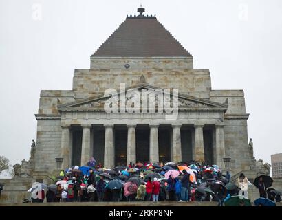 Bildnummer: 57930492  Datum: 25.04.2012  Copyright: imago/Xinhua (120425) -- MELBOURNE, April 25, 2012 (Xinhua) -- attend the service marking the Anzac Day at the Shrine of Remembrance in Melbourne, Australia, April 25, 2012. Anzac Day is a national day of remembrance in Australia and New Zealand, originally to honor the members of the Australian and New Zealand Army Corps (ANZAC) who fought at Gallipoli during World War I and now more to commemorate all those who served and died in military operations for their countries. (Xinhua/Bai Xue) (zy) AUSTRALIA-MELBOURNE-ANZAC DAY PUBLICATIONxNOTxINx Stock Photo