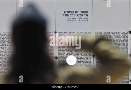 Bildnummer: 57931410 Datum: 25.04.2012 Copyright: imago/Xinhua (120425) -- LATRUN, 25 aprile 2012 (Xinhua) -- una soldato israeliana si trova di fronte al muro dei nomi dei soldati corazzati israeliani caduti nel sito commemorativo di Yad L shiryon durante una cerimonia di Yom Hazikaron, giornata ufficiale della memoria di Israele per i soldati caduti e le vittime del terrorismo , a Latrun il 25 aprile 2012. Nell'ultimo anno (dal Remembrance Day 2011), un totale di 126 soldati e personale di sicurezza sono caduti mentre servivano lo stato. (Xinhua/Yin Dongxun) MIDEAST-ISRAEL-YOM HAZIKARON PUBLICATIONxNOTxINxCHN Gesellschaft IS Foto Stock