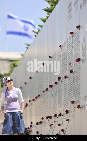 Bildnummer: 57931414 Datum: 25.04.2012 Copyright: imago/Xinhua (120425) -- LATRUN, 25 aprile 2012 (Xinhua) -- una donna ebrea si trova di fronte al muro dei nomi dei soldati corazzati israeliani caduti nel sito commemorativo Yad L shiryon durante una cerimonia di Yom Hazikaron, giornata ufficiale della memoria di Israele per i soldati caduti e le vittime del terrorismo, a Latrun il 25 aprile 2012. Nell'ultimo anno (dal Remembrance Day 2011), un totale di 126 soldati e personale di sicurezza sono caduti mentre servivano lo stato. (Xinhua/Yin Dongxun) MIDEAST-ISRAEL-YOM HAZIKARON PUBLICATIONxNOTxINxCHN Gesellschaft Israel Gedenke Foto Stock