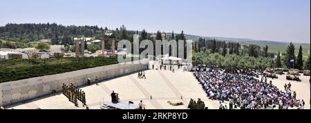 Bildnummer: 57931413  Datum: 25.04.2012  Copyright: imago/Xinhua (120425) -- LATRUN, April 25, 2012 (Xinhua) -- take part in a ceremony of Yom Hazikaron, Israel s Official Remembrance Day for fallen soldiers and victims of terrorism, in front of the Wall of Names of fallen Israeli armoured soldiers at Yad L shiryon memorial site in Latrun on April 25, 2012. In the past year (since Remembrance Day 2011), a total of 126 soldiers and security personnel fell while serving the state. (Xinhua/Yin Dongxun) MIDEAST-ISRAEL-YOM HAZIKARON PUBLICATIONxNOTxINxCHN Gesellschaft Israel Gedenken Trauer Jom HaZ Stock Photo