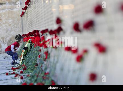 Bildnummer: 57931416 Datum: 25.04.2012 Copyright: imago/Xinhua (120425) -- LATRUN, 25 aprile 2012 (Xinhua) -- un bambino ebreo guarda il muro dei nomi dei soldati corazzati israeliani caduti nel sito commemorativo di Yad L shiryon durante una cerimonia di Yom Hazikaron, giornata ufficiale della memoria di Israele per i soldati caduti e le vittime del terrorismo, a Latrun il 25 aprile 2012. Nell'ultimo anno (dal Remembrance Day 2011), un totale di 126 soldati e personale di sicurezza sono caduti mentre servivano lo stato. (Xinhua/Yin Dongxun) MIDEAST-ISRAEL-YOM HAZIKARON PUBLICATIONxNOTxINxCHN Gesellschaft Israel Gedenken Trauer J. Foto Stock
