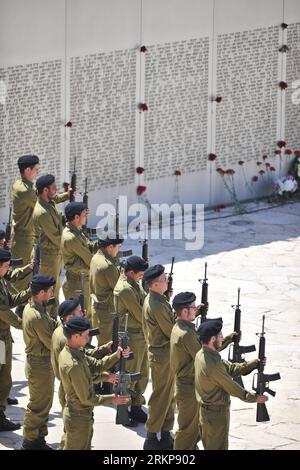 Bildnummer: 57931411 Datum: 25.04.2012 Copyright: imago/Xinhua (120425) -- LATRUN, 25 aprile 2012 (Xinhua) -- i soldati delle forze di difesa israeliane si trovano di fronte al muro dei nomi dei soldati corazzati israeliani caduti nel sito commemorativo Yad L shiryon durante una cerimonia di Yom Hazikaron, giornata ufficiale della memoria di Israele per i soldati caduti e le vittime del terrorismo, a Latrun il 25 aprile 2012. Nell'ultimo anno (dal Remembrance Day 2011), un totale di 126 soldati e personale di sicurezza sono caduti mentre servivano lo stato. (Xinhua/Yin Dongxun) MIDEAST-ISRAEL-YOM HAZIKARON PUBLICATIONxNOTxINxCHN Gesellsch Foto Stock
