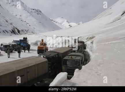 Bildnummer: 57931459 Datum: 25.04.2012 Copyright: imago/Xinhua (120425) -- SRINAGAR, 25 aprile 2012 (Xinhua)--- i veicoli dell'esercito indiano passano attraverso il passo Zojilla sull'autostrada Srinagar-Ladakh, circa 108 km a nord di Srinagar, la capitale estiva del Kashmir controllato dagli indiani, 25 aprile 2012. Il collegamento stradale Srinagar-Leh fu aperto al traffico veicolare dopo circa cinque mesi. La strada lunga 434 chilometri è stata chiusa a seguito della forte nevicata di dicembre. La Border Roads Organisation (BRO) che mantiene la strada la aprì dopo aver pulito la neve dal passo Zojila, a 3630 metri sul livello del mare. Foto Stock