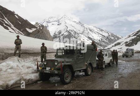 Bildnummer: 57931455 Datum: 25.04.2012 Copyright: imago/Xinhua (120425) -- SRINAGAR, 25 aprile 2012 (Xinhua)--- truppe dell'esercito indiano monitorano il passaggio dei veicoli attraverso il passo Zojilla sulla Srinagar-Ladakh Highway, circa 108 km a nord di Srinagar, la capitale estiva del Kashmir controllato dagli indiani, 25 aprile 2012. Il collegamento stradale Srinagar-Leh fu aperto al traffico veicolare dopo circa cinque mesi. La strada lunga 434 chilometri è stata chiusa a seguito della forte nevicata di dicembre. La Border Roads Organisation (BRO) che mantiene la strada la aprì dopo aver pulito la neve dal passo Zojila, 36 Foto Stock