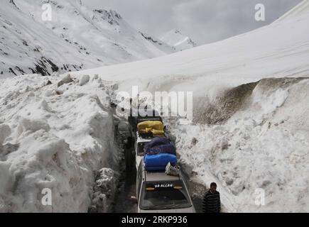 Bildnummer: 57931458 Datum: 25.04.2012 Copyright: imago/Xinhua (120425) -- SRINAGAR, 25 aprile 2012 (Xinhua)--- veicoli in attesa per lo sgombero del passo Zojilla innevato sull'autostrada Srinagar-Ladakh, circa 108 km a nord di Srinagar, la capitale estiva del Kashmir controllato dagli indiani, 25 aprile 2012. Il collegamento stradale Srinagar-Leh fu aperto al traffico veicolare dopo circa cinque mesi. La strada lunga 434 chilometri è stata chiusa a seguito della forte nevicata di dicembre. La Border Roads Organisation (BRO) che mantiene la strada la aprì dopo aver pulito la neve dal passo Zojila, a 3630 metri sul mare Foto Stock