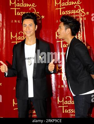 Bildnummer: 57934123 Datum: 26.04.2012 Copyright: imago/Xinhua (120426) -- SHANGHAI, 26 aprile 2012 (Xinhua) -- l'attore e cantante cinese Chen Kun reagisce durante il debutto della sua figura di cera al Madame Tussauds di Shanghai, nel comune di Shanghai della Cina orientale, 26 aprile 2012. (Xinhua/Liu Ying) (llp) CINA-SHANGHAI-MADAME TUSSAUDS-CHEN KUN (CN) PUBLICATIONxNOTxINxCHN People Entertainment Kultur Musik Wachsfigur xbs x0x 2012 hoch 57934123 Data 26 04 2012 Copyright Imago XINHUA Shanghai aprile 26 2012 XINHUA Cinese attore e cantante Chen Kun reagisce durante il debutto della sua CERA Figure AL Madame T. Foto Stock