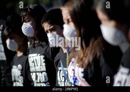 Bildnummer: 57934851 Datum: 26.04.2012 Copyright: imago/Xinhua (120426) -- CIUDAD DE MEXICO, 26 aprile 2012 (Xinhua) -- i bambini partecipano a una protesta a Piazza della Costituzione, a città del Messico, capitale del Messico, il 26 aprile 2012. Gli attivisti hanno reso pubblica una lettera scritta al presidente messicano Felipe Calderon chiedendo il suo intervento per prevenire la morte di 14.700 messicani ogni anno a causa di malattie legate all'inquinamento atmosferico, a seguito del degrado delle leggi sulla salute ambientale nel paese. (Xinhua/Pedro Mera) (zx) CITTÀ DEL MESSICO-MESSICO-PROTESTA-INQUINAMENTO ATMOSFERICO PUBLICATIONxNOTxINxCHN Gesells Foto Stock