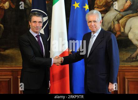 Bildnummer: 57937802 Datum: 27.04.2012 Copyright: imago/Xinhua (120428) -- ROMA, 28 aprile 2012 (Xinhua) -- il primo ministro italiano Mario Monti (R) stringe la mano al Segretario generale della NATO Anders Fogh Rasmussen prima del loro incontro a Roma, Italia, 27 aprile 2012. Rasmussen ha visitato l'Italia venerdì per discutere gli obiettivi chiave per il prossimo vertice della NATO a Chicago dal 20 al 21 maggio. (Xinhua/Wang Qingqin) (hdt) ITALY-NATO-RASMUSSEN-VISIT PUBLICATIONxNOTxINxCHN People Politik x0x xst 2012 quer premiumd 57937802 Data 27 04 2012 Copyright Imago XINHUA Roma aprile 28 2012 XINHUA primo Ministro italiano Foto Stock