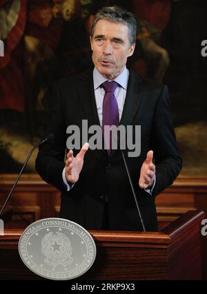 Bildnummer: 57937801 Datum: 27.04.2012 Copyright: imago/Xinhua (120428) -- ROMA, 28 aprile 2012 (Xinhua) -- il Segretario generale della NATO Anders Fogh Rasmussen interviene in una conferenza stampa dopo l'incontro con il primo Ministro italiano MarioxMonti a Roma, 27 aprile 2012. Rasmussen ha visitato l'Italia venerdì per discutere gli obiettivi chiave per il prossimo vertice della NATO a Chicago dal 20 al 21 maggio. (Xinhua/Wang Qingqin) (hdt) ITALY-NATO-RASMUSSEN-VISIT PUBLICATIONxNOTxINxCHN People Politik Porträt x1x xst premiumd highlight 2012 hoch 57937801 Data 27 04 2012 Copyright Imago XINHUA Roma aprile 28 2012 XINHUA NA Foto Stock