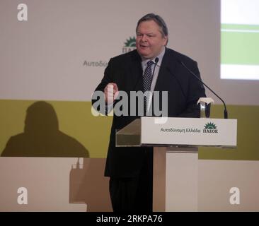 Bildnummer: 57940433 Datum: 28.04.2012 Copyright: imago/Xinhua (120428) -- ATENE, 28 aprile 2012 (Xinhua) -- il leader socialista greco Evangelos Venizelos affronta un evento pre-elettorale ad Atene, Grecia, 28 aprile 2012. Venizelos ha definito le politiche economiche del suo partito sabato, impegnandosi a guidare la Grecia fuori dalla crisi del debito entro il 2015, se il partito socialista PASOK vincerà le elezioni generali del 6 maggio. (Xinhua) (zx) GRECIA-ATENE-PASOK PUBLICATIONxNOTxINxCHN People Politik xjh x0x premiumd 2012 quadrat 57940433 Data 28 04 2012 Copyright Imago XINHUA Atene aprile 28 2012 XINHUA Greco Socialista Foto Stock