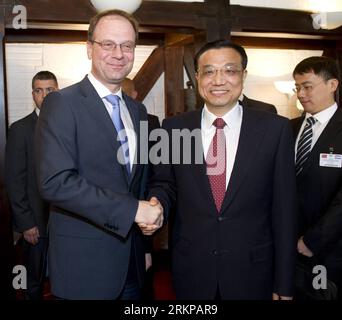 Bildnummer: 57943893  Datum: 30.04.2012  Copyright: imago/Xinhua (120430) -- BUDAPEST, April 30, 2012 (Xinhua) -- Chinese Vice Premier Li Keqiang (2nd R) shakes hands with Hungarian Deputy Prime Minister Tibor Navracsics in Budapest, Hungary, April 30, 2012. (Xinhua/Huang Jingwen) (ljh) HUNGARY-CHINA-LI KEQIANG-NAVRACSICS-MEETING PUBLICATIONxNOTxINxCHN People Politik xjh x0x premiumd 2012 quadrat      57943893 Date 30 04 2012 Copyright Imago XINHUA  Budapest April 30 2012 XINHUA Chinese Vice Premier left Keqiang 2nd r Shakes Hands With Hungarian Deputy Prime Ministers Tibor  in Budapest Hungar Foto Stock