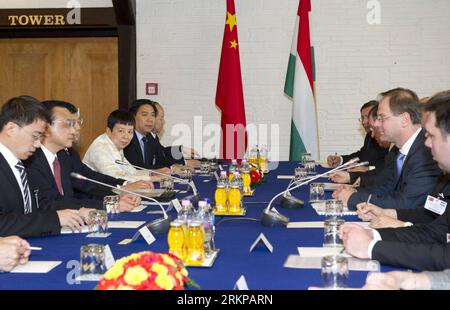 Bildnummer: 57943892  Datum: 30.04.2012  Copyright: imago/Xinhua (120430) -- BUDAPEST, April 30, 2012 (Xinhua) -- Chinese Vice Premier Li Keqiang meets with Hungarian Deputy Prime Minister Tibor Navracsics in Budapest, Hungary, April 30, 2012. (Xinhua/Huang Jingwen) (ljh) HUNGARY-CHINA-LI KEQIANG-NAVRACSICS-MEETING PUBLICATIONxNOTxINxCHN People Politik xjh x0x premiumd 2012 quer      57943892 Date 30 04 2012 Copyright Imago XINHUA  Budapest April 30 2012 XINHUA Chinese Vice Premier left Keqiang Meets With Hungarian Deputy Prime Ministers Tibor  in Budapest Hungary April 30 2012 XINHUA Huang Ji Foto Stock