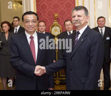 Bildnummer: 57944489 Datum: 30.04.2012 Copyright: imago/Xinhua (120430) -- BUDAPEST, 30 aprile 2012 (Xinhua) -- il vice Premier cinese li Keqiang (L) incontra il presidente ad interim ungherese Laszlo Kover a Budapest, Ungheria, 30 aprile 2012. (Xinhua/Huang Jingwen) (lfj) UNGHERIA-CINA-li KEQIANG-KOVER-MEETING PUBLICATIONxNOTxINxCHN Politik People x0x xub Porträt 2012 quadrat premiumd 57944489 Data 30 04 2012 Copyright Imago XINHUA Budapest aprile 30 2012 XINHUA Chinese Vice Premier Left Keqiang l incontra il presidente ad interim ungherese Laszlo a Budapest Ungheria aprile 30 2012 XINHUA Huang Jing Foto Stock