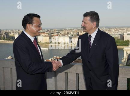 Bildnummer: 57944466  Datum: 30.04.2012  Copyright: imago/Xinhua (120430) -- BUDAPEST, April 30, 2012 (Xinhua) -- Chinese Vice Premier Li Keqiang (L) meets with Hungarian Acting President Laszlo Kover in Budapest, Hungary, April 30, 2012. (Xinhua/Huang Jingwen) (lfj) HUNGARY-CHINA-LI KEQIANG-KOVER-MEETING PUBLICATIONxNOTxINxCHN Politik People x0x xub 2012 quer      57944466 Date 30 04 2012 Copyright Imago XINHUA  Budapest April 30 2012 XINHUA Chinese Vice Premier left Keqiang l Meets With Hungarian Acting President Laszlo  in Budapest Hungary April 30 2012 XINHUA Huang Jingwen  Hungary China l Foto Stock