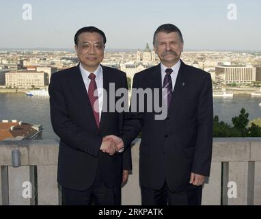 Bildnummer: 57944490  Datum: 30.04.2012  Copyright: imago/Xinhua (120430) -- BUDAPEST, April 30, 2012 (Xinhua) -- Chinese Vice Premier Li Keqiang (L) meets with Hungarian Acting President Laszlo Kover in Budapest, capital of Hungary, April 30, 2012. (Xinhua/Huang Jingwen) (lmm) HUNGARY-CHINA-LI KEQIANG-KOVER-MEETING PUBLICATIONxNOTxINxCHN Politik People x0x xub Porträt 2012 quer premiumd      57944490 Date 30 04 2012 Copyright Imago XINHUA  Budapest April 30 2012 XINHUA Chinese Vice Premier left Keqiang l Meets With Hungarian Acting President Laszlo  in Budapest Capital of Hungary April 30 201 Foto Stock