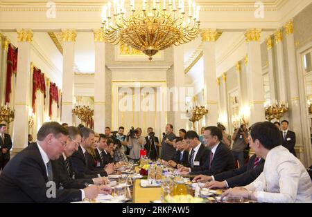 Bildnummer: 57944488 Datum: 30.04.2012 Copyright: imago/Xinhua (120430) -- BUDAPEST, 30 aprile 2012 (Xinhua) -- il vice Premier cinese li Keqiang (3rd R) incontra il presidente ad interim ungherese Laszlo Kover a Budapest, Ungheria, 30 aprile 2012. (Xinhua/Huang Jingwen) (lfj) UNGHERIA-CINA-li KEQIANG-KOVER-MEETING PUBLICATIONxNOTxINxCHN Politik People x0x xub Porträt 2012 quer premiumd 57944488 Data 30 04 2012 Copyright Imago XINHUA Budapest aprile 30 2012 XINHUA Chinese Vice Premier Left Keqiang 3rd r incontra il presidente ad interim ungherese Laszlo a Budapest Ungheria aprile 30 2012 XINHUA Huang Foto Stock