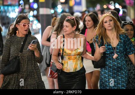 Broad Street, Birmingham, 26 agosto 2023 - i rivenditori sono scesi sulla Broad Street di Birmingham il venerdì sera per godersi l'ultimo fine settimana delle festività fino a Natale. La maggior parte dei festaioli indossava abiti magri nonostante le temperature calassero rispetto all'inizio della settimana. Grandi code si formarono all'esterno dei locali notturni, tra cui PRYZM, Rosies e Popworld. Gruppi di amici hanno posato per una foto mentre il festeggiava la notte. Credito: Stop Press Media/Alamy Live News Foto Stock