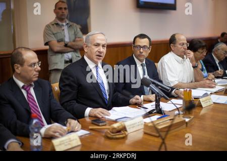 Bildnummer: 57963610 Datum: 07.05.2012 Copyright: imago/Xinhua (120507) - GERUSALEMME, 7 maggio 2012 (Xinhua) -- il primo ministro israeliano Benjamin Netanyahu (2nd L, front) partecipa alla riunione settimanale del gabinetto a Gerusalemme, 7 maggio 2012. Netanyahu ha detto lunedì che le prossime elezioni generali si sarebbero tenute il 4 settembre, invece del calendario originale del 2013 ottobre. (Xinhua/JINI/Emil Salman) MIDEAST-ISRAEL-NETANYAHU-EARLY ELECTIONS PUBLICATIONxNOTxINxCHN People Politik xjh x0x premiumd 2012 quer 57963610 Data 07 05 2012 Copyright Imago XINHUA Gerusalemme 7 maggio 2012 XINHUA primi ministri israeliani Benjam Foto Stock