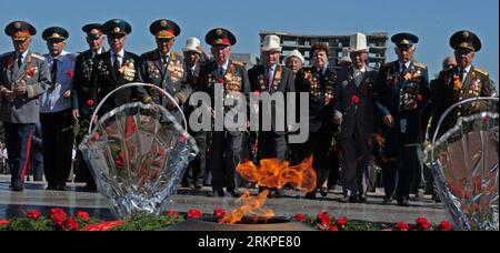 Bildnummer: 57973237 Datum: 09.05.2012 Copyright: imago/Xinhua (120509) -- BISHKEK, 9 maggio 2012 (Xinhua) -- i veterani della seconda guerra mondiale presentano fiori alla fiamma eterna a Bishkeke, capitale del Kirghizistan, 9 maggio 2012. Qui mercoledì si sono tenute le commemorazioni dedicate al 67° anniversario della Vittoria nella grande Guerra Patriottica del 1941-1945. (Xinhua) (dzl) KIRGHIZISTAN-GIORNO DELLA VITTORIA-67° ANNIVERSARIO PUBLICATIONxNOTxINxCHN Gesellschaft Gedenken Kriegsende Zweiter Weltkrieg 2 x0x xst 2012 quer 57973237 Data 09 05 2012 Copyright Imago XINHUA Bishkek 9 maggio 2012 XINHUA Veterans of World era II presente Foto Stock