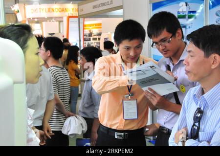 Bildnummer: 57975773 Datum: 10.05.2012 Copyright: imago/Xinhua (120510) -- HANOI, 10 maggio 2012 (Xinhua) -- i membri dello staff del produttore farmaceutico partecipante presentano i loro prodotti ai visitatori durante la Vietnam medi-Pharm Exhibition di Hanoi, il 10 maggio 2012. Mercoledì, nella capitale vietnamita Hanoi, è iniziata la mostra di quattro giorni Vietnam medi-Pharm Exhibition 2012 per mettere in evidenza i risultati conseguiti dal paese e aggiornare gli spettatori con le più recenti tecnologie del mondo sul campo. Più di 350 aziende provenienti da 27 paesi e regioni esporranno i loro più recenti materiali farmaceutici e attrezzature Foto Stock