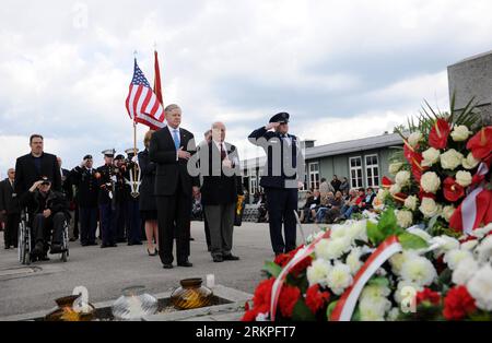 Bildnummer: 57984339  Datum: 13.05.2012  Copyright: imago/Xinhua (120513) -- VIENNA, May 13, 2012 (Xinhua) -- Members of U.S. Embassy in Austria pay tributes to those killed during the ceremony to mark the 67th anniversary of Mauthausen Concentration Camp s liberation in Upper Austria, May 13, 2012. The Mauthausen Concentration Camp was the first of its kind established in a foreign country by Nazi Germany. It was one of the most notorious camps in the Nazi concentration camp system. (Xinhua/Xu Liang) (zx) AUSTRIA-MAUTHAUSEN CONCENTRATION CAMP-ANNIVERSARY PUBLICATIONxNOTxINxCHN People Politik Stock Photo