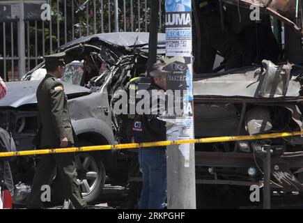 Bildnummer: 57992111  Datum: 15.05.2012  Copyright: imago/Xinhua (120515) -- BOGOTA, May 15, 2012 (Xinhua) -- Policemen work at the crime scene of an explosion in a crowded street of Bogota, capital of Colombia, on May 15, 2012. An explosion in Bogota Tuesday killed five and injured 39 others, including former Interior Minister Fernando Londono, in the capital city s financial district, Colombian President Juan Manuel Santos said. (Xinhua/Eliana Aponte) COLOMBIA-BOGOTA-BOMB PUBLICATIONxNOTxINxCHN Gesellschaft Kriminalität Bombenexplosion Autobombe Bombe Terror Anschlag Terroranschlag xdp x0x 2 Stock Photo