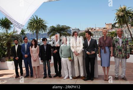 Bildnummer: 57995607 Datum: 16.05.2012 Copyright: imago/Xinhua (120516) -- CANNES, 16 maggio 2012 (Xinhua) -- (L-R) attore statunitense Jason Schwartzman, sceneggiatore statunitense Roman Coppola, attrice Kara Hayward, attore statunitense Jared Gilman, attore statunitense Bruce Willis, attore statunitense Bob Balaban, regista statunitense Wes Anderson, attore statunitense Edward Norton, l'attrice britannica Tilda Swinton e l'attore statunitense Bill Murray posa durante il photocall di Moonrise Kingdom al 65° festival cinematografico di Cannes a Cannes, nel sud della Francia, il 16 maggio 2012. Il festival è iniziato qui mercoledì. (Xinhua/Gao Jing) FRANCIA-CANNES-FILM FESTIVAL-PHOTOCALL-MOONRISE K Foto Stock