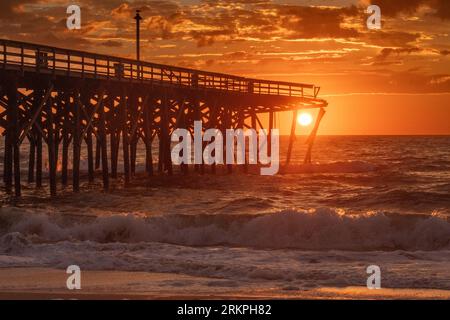 La fine della tempesta ha danneggiato il molo di pesca di Pawley's Island, South Carolina, dopo che l'uragano Ian ha demolito metà del molo. Foto Stock