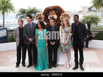 Bildnummer: 58003522 Datum: 18.05.2012 Copyright: imago/Xinhua (120518) -- CANNES, 18 maggio 2012 (Xinhua) -- membri del cast del film americano Madagascar 3: Europe S Most Wanted , (da R a L) gli attori statunitensi Chris Rock, Jessica Chastain, Ben Stiller, Jada Pinkett Smith, David Schwimmer e Martin Short, posano per le foto durante una foto al 65° Festival di Cannes, Cannes, Francia, 18 maggio 2012. (Xinhua/Gao Jing) (zy) FRANCIA-CANNES-MADAGASCAR 3 PUBLICATIONxNOTxINxCHN Kultur Entertainment People Film 65. Internationale Filmfestspiele Cannes Photocall xcb x0x 2012 quer 58003522 Data 18 05 201 Foto Stock