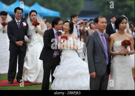 Bildnummer: 58005827 Datum: 19.05.2012 Copyright: imago/Xinhua (120519) -- HANGZHOU, 19 maggio 2012 (Xinhua) -- partecipare a un matrimonio di gruppo presso l'Università Zhejiang di Hangzhou, capitale della provincia di Zhejiang, 19 maggio 2012. Un totale di 128 coppie hanno partecipato al matrimonio sabato. (Xinhua/Huang Zongzhi) (Ly) CHINA-HANGZHOU-ZHEJIANG UNIVERSITY-GROUP WEDDING (CN) PUBLICATIONxNOTxINxCHN Gesellschaft Hochzeit Massenhochzeit xda x0x 2012 quer 58005827 Data 19 05 2012 Copyright Imago XINHUA Hangzhou 19 maggio 2012 XINHUA partecipa a un matrimonio di gruppo PRESSO L'Università Zhejiang di Hangzhou capitale di EAS Foto Stock