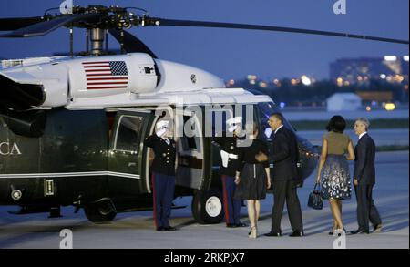 Bildnummer: 58009162 Datum: 19.05.2012 Copyright: imago/Xinhua (120520) -- CHICAGO, 20 maggio 2012 (Xinhua) -- il presidente degli Stati Uniti Barack Obama (3rd R) e sua moglie Michell (2nd R) parlano con il sindaco di Chicago Rahm Emanuel (1st R) e sua moglie Amy Rule (4th R) dopo essere arrivati all'aeroporto internazionale o Hare di Chicago il 19 maggio 2012. Obama parteciperà al vertice della NATO che sarà dato il via il 20 maggio a Chicago. (Xinhua/Fang Zhe) (nxl) U.S.-CHICAGO-NATO SUMMIT-OBAMA-ARRIVAL PUBLICATIONxNOTxINxCHN People Politik G 8 Gipfel Gipfeltreffen x1x xst premiumd 2012 quer o0 Familie, privat, Frau, 58009162 Data Foto Stock