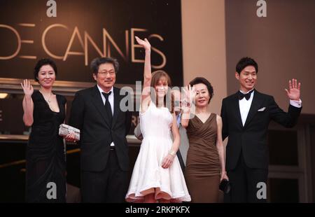 Bildnummer: 58014482 Datum: 21.05.2012 Copyright: imago/Xinhua (120521) -- CANNES, 21 maggio 2012 (Xinhua) -- (L-R) l'attrice sudcoreana Moon so-ri, il regista sudcoreano Hong Sang-soo, l'attrice francese Isabelle Huppert, l'attrice sudcoreana Youn Yuh-jung e l'attore sudcoreano Yu Jun-sang partecipano alla premiere del film sudcoreano in un'altra città al 65° Festival di Cannes, nel sud della Francia, 21 maggio 2012. (Xinhua/Gao Jing) FRANCE-CANNES-FILM FESTIVAL-IN UN'ALTRA CITTÀ-PREMIERE PUBLICATIONxNOTxINxCHN Kultur Entertainment People Film 65. Internationale Filmfestspiele Cannes Premiere Filmpremier Foto Stock