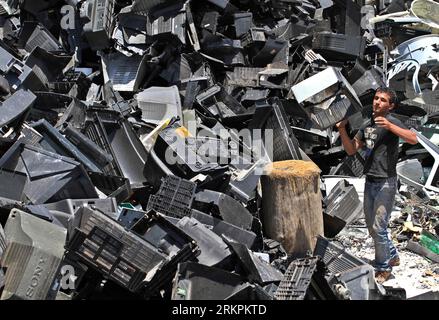 Bildnummer: 58016745  Datum: 22.05.2012  Copyright: imago/Xinhua (120522)-- HEBRON, May 22, 2012 (Xinhua) -- A Palestinian worker collects scrap plastic at Abu Sharar factory for recycling plastic in the West Bank village of Dura near Hebron, on May 22, 2012. At the factory, recycled plastic is made into new products to be sold in the local markets as clothing hangers, plates and food containers. (Xinhua/Luay Sababa) MIDEAST-HEBRON-RECYCLING-PLASTIC PUBLICATIONxNOTxINxCHN Wirtschaft Müll Recycling Verwertung Arbeitswelten x0x xst 2012 quer      58016745 Date 22 05 2012 Copyright Imago XINHUA Stock Photo