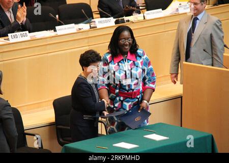 Bildnummer: 58022938 Datum: 23.05.2012 Copyright: imago/Xinhua (120524) -- GINEVRA, 24 maggio 2012 (Xinhua) - Margaret Chan (L) stringe la mano a Therese N Dri-Yoman, Ministro della salute e della lotta contro l'AIDS della Costa d'Avorio dopo aver firmato un documento a Ginevra, in Svizzera, 23 maggio 2012. L'Assemblea Mondiale della Sanità di mercoledì pomeriggio ha nominato Margaret Chan Direttore generale dell'Organizzazione Mondiale della Sanità (OMS) per un secondo mandato dal 1 luglio 2012 al 30 giugno 2017. (Xinhua/Yang Jingde) (zhs) SVIZZERA-OMS-MARGARET CHAN PUBLICATIONxNOTxINxCHN People Politik xns x0x 2012 quer Foto Stock