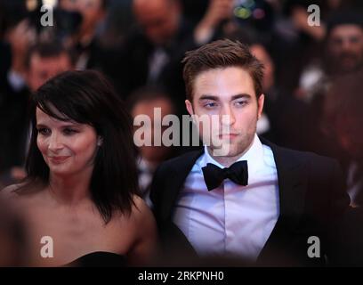 Bildnummer: 58033997  Datum: 25.05.2012  Copyright: imago/Xinhua (120526) -- CANNES, May 26, 2012 (Xinhua) -- Actor Robert Pattinson (R) and actress Juliette Binoche attend the premiere for US film Cosmopolis at the 65th Cannes Film Festival, southern France, May 25, 2012. (Xinhua/Gao Jing) (dtf) FRANCE-CANNES-FILM FESTIVAL-COSMOPOLIS-PREMIERE PUBLICATIONxNOTxINxCHN Kultur Entertainment People Film 65. Internationale Filmfestspiele Cannes Filmpremiere Premiere xcb x0x 2012 quer premiumd      58033997 Date 25 05 2012 Copyright Imago XINHUA  Cannes May 26 2012 XINHUA Actor Robert Pattinson r and Stock Photo