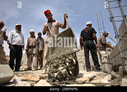 Bildnummer: 58036391  Datum: 26.05.2012  Copyright: imago/Xinhua (120526) -- HEBRON, May 26, 2012 (Xinhua) -- Palestinians work to build houses in Kherbet Al-Mufaqarah, near the West Bank city of Hebron, on May 26, 2012. Palestinians and International activists have launched a campaign in the West Bank to build houses for locals, who live inside caves or whose houses were destroyed in the areas where Israel bans building. (Xinhua/Mamoun Wazwaz) (zjl) MIDEAST-HEBRON-CAMPAIGN-BUILDING PUBLICATIONxNOTxINxCHN Gesellschaft x2x xsk 2012 quer premiumd o0 Baustelle Haus Wohnhaus Bauarbeiter Arbeitswel Stock Photo