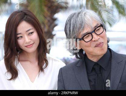 Bildnummer: 58036415  Datum: 26.05.2012  Copyright: imago/Xinhua (120526) -- CANNES, May 26, 2012 (Xinhua) -- South Korean actress Kim Hyo-jin (L) and director Im Sang-soo pose during the photocall for film The Taste of Money at the 65th Cannes Film Festival, in Cannes, France, May 26, 2012. (Xinhua/Gao Jing) (jl) FRANCE-CANNES-FILM FESTIVAL-PHOTOCALL-THE TASTE OF MONEY PUBLICATIONxNOTxINxCHN Kultur Entertainment People Film 65. Internationale Filmfestspiele Cannes Photocall x0x xsk 2012 quer Aufmacher premiumd      58036415 Date 26 05 2012 Copyright Imago XINHUA  Cannes May 26 2012 XINHUA Sou Stock Photo