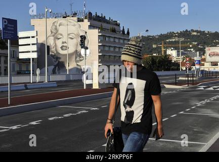 Bildnummer: 58038864 Datum: 27.05.2012 Copyright: imago/Xinhua (120527) -- CANNES, 27 maggio 2012 (Xinhua) -- Un giovane cammina davanti a un dipinto murale dipiccando Marilyn Monroe a Cannes, Francia meridionale, 15 maggio 2012. Il 65° Festival di Cannes terrà una cerimonia di chiusura glamour domenica sera, durante la quale saranno svelati tutti i premi. (Xinhua/Ye Pingfan) FRANCIA-CANNES PUBLICATIONxNOTxINxCHN Kultur Entertainment Film 65. Internationale Filmfestspiele Cannes xbs x2x 2012 quer o0 Fassade, Hausfassade, 58038864 Data 27 05 2012 Copyright Imago XINHUA Cannes maggio 27 2012 XINHUA a Youth Walks Pas Foto Stock