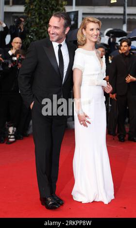 Bildnummer: 58040011  Datum: 27.05.2012  Copyright: imago/Xinhua (120528) -- CANNES, May 28, 2012 (Xinhua) -- French actor Jean Dujardin and his wife Alexandra Lamy attend the closing ceremony of the 65th Cannes Film Festival in Cannes, France, on May 27, 2012. The festival ended here Sunday night. (Xinhua/Gao Jing) (msq) FRANCE-CANNES-FILM FESTIVAL-CLOSING PUBLICATIONxNOTxINxCHN People Entertainment Kultur Filmfestival Film Festival xjh x1x premiumd 2012 hoch  o0 Familie privat Frau Mann Ehemann     58040011 Date 27 05 2012 Copyright Imago XINHUA  Cannes May 28 2012 XINHUA French Actor Jean D Stock Photo